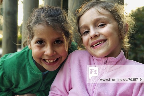 Außenaufnahme Portrait lächeln 2 Mädchen freie Natur