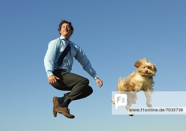 Mann Hund springen Himmel