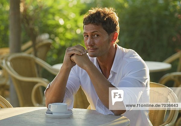 Außenaufnahme Mann trinken Kaffee freie Natur