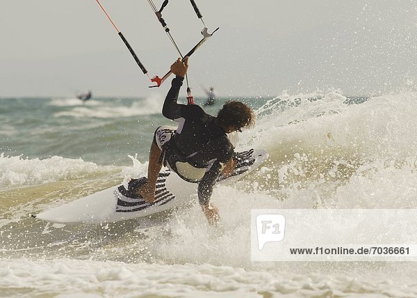 Kitesurfer fangen Wasserwelle Welle