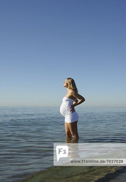 stehend Wasser Frau Schwangerschaft