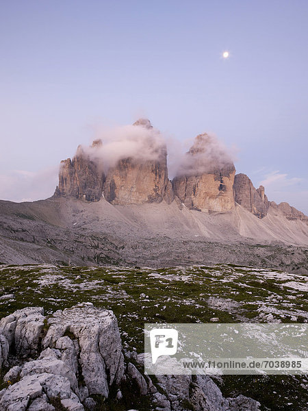 Drei Zinnen in Morgendämmerung  Nationalpark Dolomiti di Sesto  Sextener Dolomiten  Hochpustertal  Südtirol  Italien  Europa