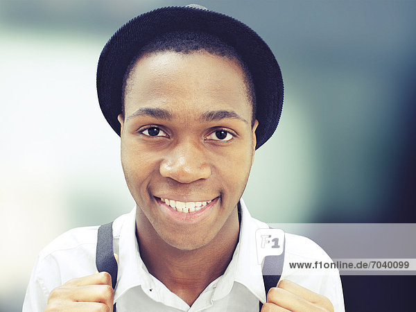 Mann  jung  afroamerikanisch  amerikanisch  freundlich  lächelnd  mit Hut