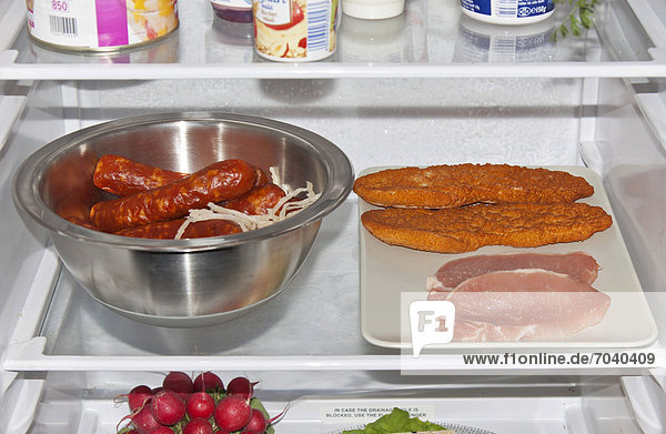 Unsachgemäß in Kühlschrank aufbewahrte Lebensmittel  nicht abgedecktes Fleisch