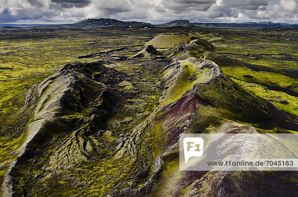 Luftaufnahme  Ausbruchsspalte  mit Moos bewachsene Laki-Krater oder LakagÌgar  Kraterreihe  Hochland  Süd-Island  Su_urland  Island  Europa