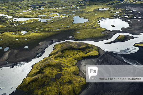 Luftaufnahme  Gletscherfluss Skaft·  mit Moos bewachsene Berge  LangisjÛr Umgebung  Hochland  Island  Europa