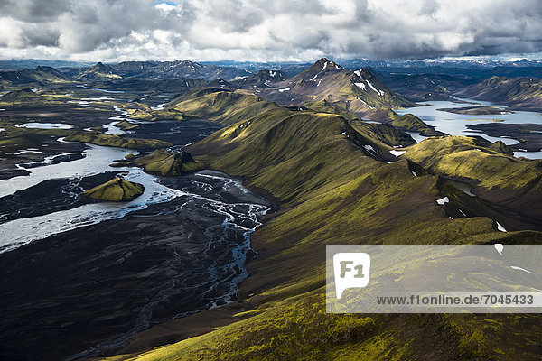 Luftaufnahme  See LangisjÛr  mit Moos bewachsene Berge  Fluß Skaft·  Hochland  Island  Europa