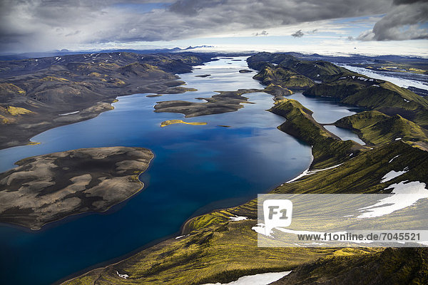 Luftaufnahme  See LangisjÛr  mit Moos bewachsene Berge  Hochland  Island  Europa