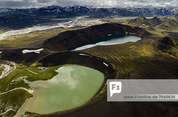 Luftaufnahme  Kratersee oder Caldera LjÛtipollur  See Blautaver  stellenweise mit Schnee bedeckte Rhyolith-Berge  Landmannalaugar  Fjallabak Naturschutzgebiet  Hochland  Island  Europa