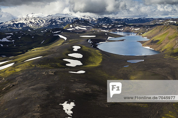 Luftaufnahme  See Skyggnisvatn  mit Moos bewachsene Landschaft  mit Schnee bedeckte Berge  Hochland  Island  Europa