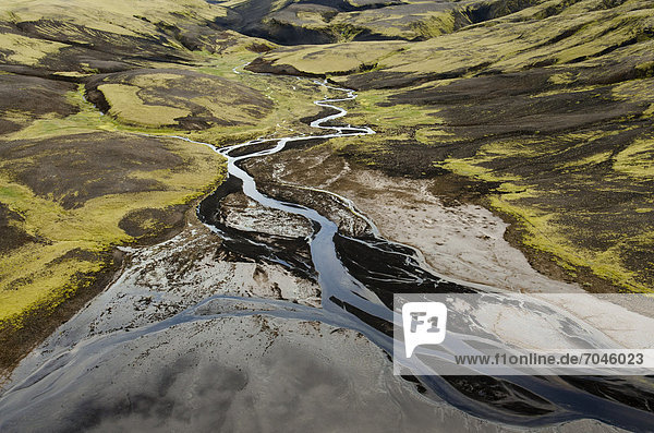 Luftaufnahme  Flusslauf  mit Moos bewachsene Landschaft  Hochland  Island  Europa