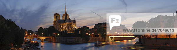 Gotische Kathedrale Notre-Dame auf der Ile de la CitÈ an der Seine zur Abenddämmerung  von der Brücke Pont de la Toumelle  Paris  Ile-de-France  Frankreich  Europa