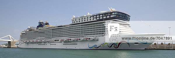 Kreuzfahrtschiff Norwegian Epic der Norwegian Cruise Line im Hafen Port Vell  Barcelona  Katalonien  Spanien  Europa