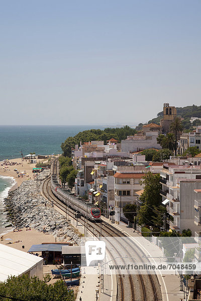 Eisenbahnlinie an der Küste von Sant Pol de Mar  Comarca Maresme  Costa del Maresme  Katalonien  Spanien  Europa  ÖffentlicherGrund