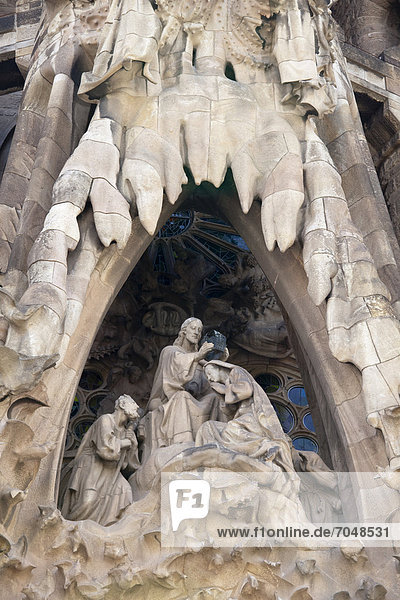 Geburt Christi  Barmherzigkeitsportal an der Ostfassade  Kirche La Sagrada Familia von Antoni Gaudi  Barcelona  Katalonien  Spanien  Europa  ÖffentlicherGrund