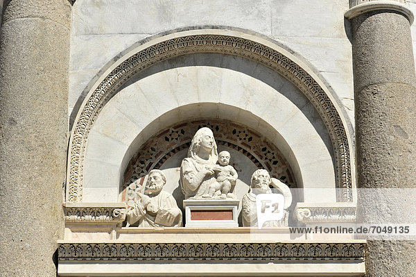 Skulpturen über dem Eingang  Campanile  Schiefer Turm  UNESCO-Weltkulturerbe  Pisa  Toskana  Italien  Europa