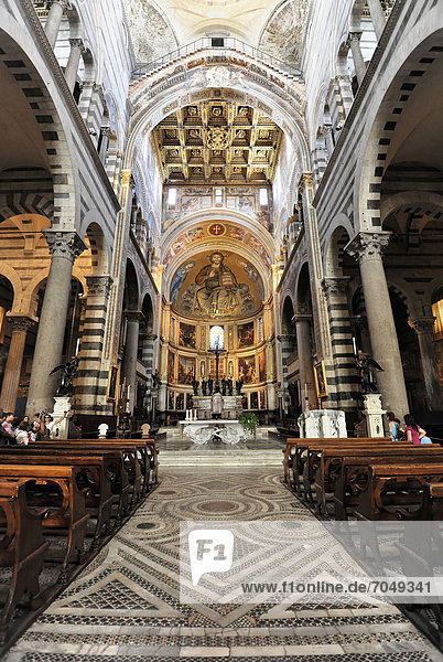 Innenaufnahme mit Altarbereich  Dom Santa Maria Assunta  Pisa  Toskana  Italien  Europa