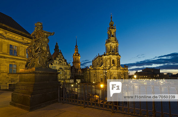 Hofkirche und Dresdner Residenzschloss bei Nacht  von der Brühlschen Terrasse  Dresden  Sachsen  Deutschland  Europa