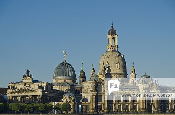 Teilansicht der Brühlschen Terrasse mit der Akademie der Künste und der Frauenkirche  von der Carolabrücke über die Elbe  Dresden  Sachsen  Deutschland  Europa