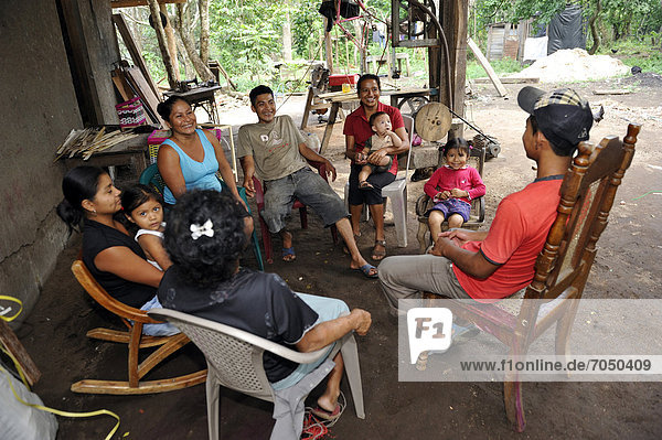 Großfamilie sitzt im Schatten einer Veranda und unterhält sich  La Sabanita  Masaya  Nicaragua  Mittelamerika *** WICHTIG: KEINE VERÖFFENTLICHUNG IN NICARAGUA ***