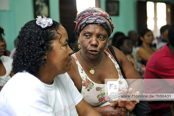 Frauen aus einem Armenviertel  Favela  unterhalten sich während der Versammlung einer Wohnungsbau-Kooperative  Shangri-la  Stadtteil Jacarepagua  Rio de Janeiro  Brasilien  Südamerika *** WICHTIG: KEINE VERÖFFENTLICHUNG IN BRASLIEN ***