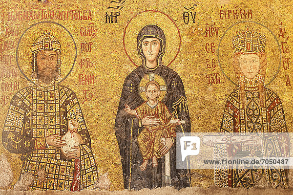 Hagia Sophia  Johannes II. Komnenos Mosaik  Darstellung der Jungfrau Maria mit Kind  dem Kaiser Johannes II. Komnenos und der Kaiserin Irene  Istanbul  Türkei