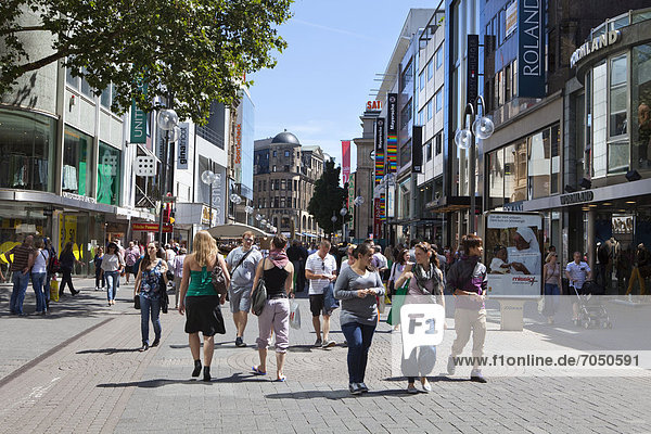 Die Schildergasse  Fußgängerzone im Zentrum der Innenstadt  die meistfrequentierte Einkaufsstraße in Deutschland und europaweit  Köln  Nordrhein-Westfalen  Deutschland  Europa