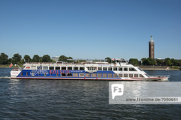 MS Drachenfels Sion Party- und Discoschiff der KD bei Köln auf dem Rhein hinten denkmalgeschützter Alter Messeturm Köln Nordrhein-Westfalen Deutschland Europa