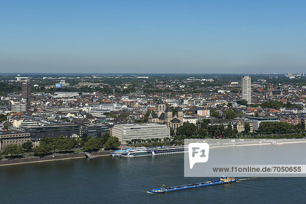 Blick von Deutz auf Kölner Neustadt Nord am Rheinufer  davor Frachtschiff auf dem Rhein  Köln  Nordrhein-Westfalen  Deutschland  Europa