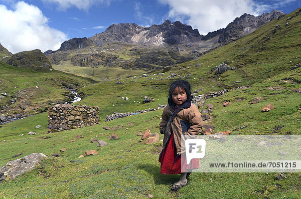 Kleines Mädchen der Quechua Indios in typischer Tracht  Anden zwischen La Paz und Cusco  Grenzgebiet Bolivien  Peru  Südamerika