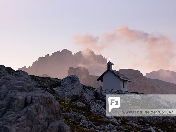 Kapelle in Morgendämmerung  Sextener Dolomiten  Nationalpark Dolomiti di Sesto  Hochpustertal  Südtirol  Italien  Europa