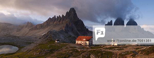 Panorama mit Dreizinnenhütte und Kapelle mit Blick auf den Paternkofel und Drei Zinnen bei Morrgendämmerung  Nationalpark Dolomiti di Sesto  Sextener Dolomiten  Hochpustertal  Südtirol  Italien  Europa