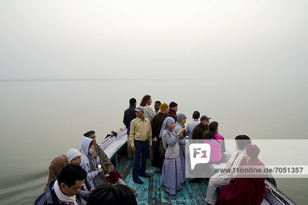 Buddhistische Nonnen und Gläubige aus Vietnam  Frankreich  USA  UK und Kanada am Morgen im Boot auf dem stillen Ganges  Varanasi  Uttar Pradesh  Indien  Asien