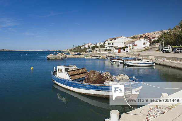 Fischerboote im Hafen von Metajna  Insel Pag  Adria  Kvarner-Bucht  Kroatien  Europa