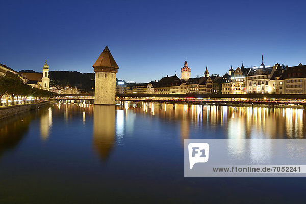 Wasser Europa Brücke Fluss Spiegelung Beleuchtung Licht Kapelle Luzern Schweiz