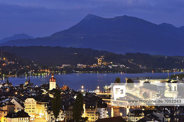 Wasser Europa Stadt Brücke Kapelle Abenddämmerung Luzern alt Schweiz