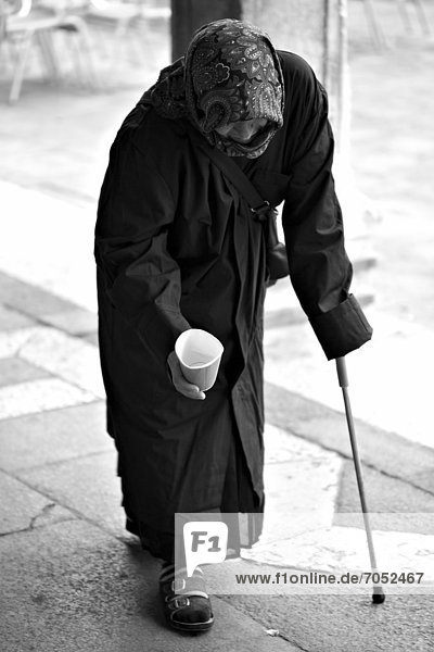 Schwarz-weiß-Aufnahme  Bettlerin mit Stock in Venedig  Venetien  Italien  Europa