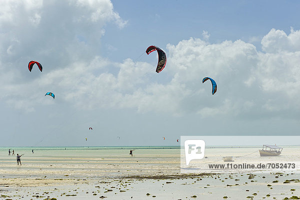 Kite-Surfer in Paje Ostküste von Sansibar Tansania Afrika