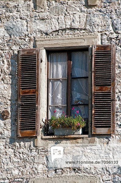 Steinmauer Fenster offen 1 Altstadt Genf Schweiz