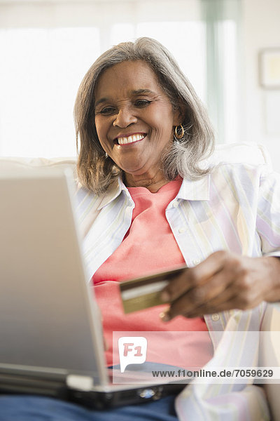 Frau  Internet  kaufen  Kredit  amerikanisch  Kreditkarte  Karte