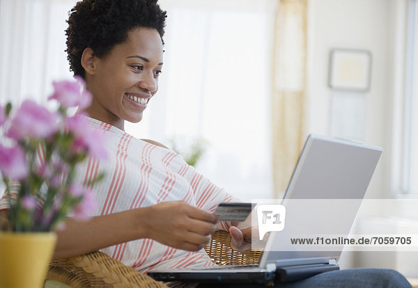 Frau  Internet  kaufen  Kredit  amerikanisch  Kreditkarte  Karte