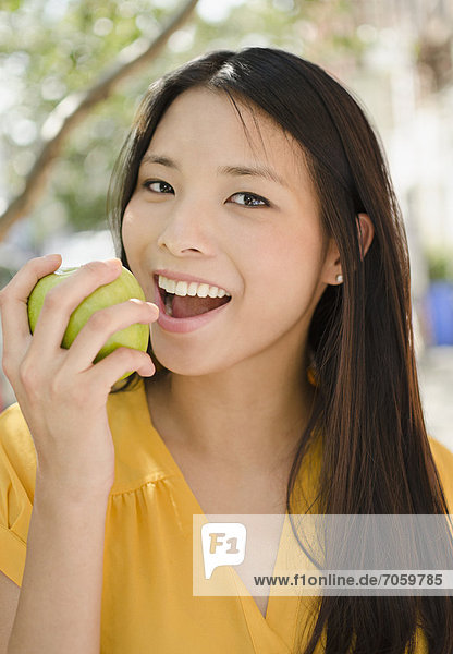 Frau  grün  Apfel  essen  essend  isst