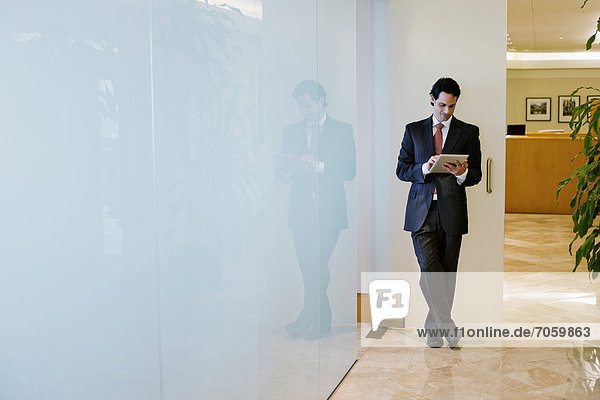 Korridor  Korridore  Flur  Flure  benutzen  Geschäftsmann  Hispanier  Büro  Tablet PC