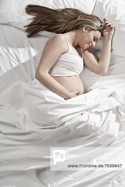 Frau Bett schlafen Schwangerschaft