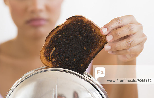 Frau  nehmen  verbrannt  Toastbrot  Toaster