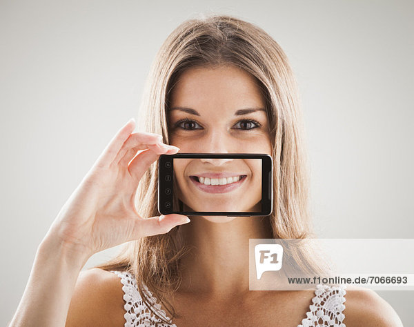 zeigen  Frau  lächeln  frontal  Smartphone  sichtschutz