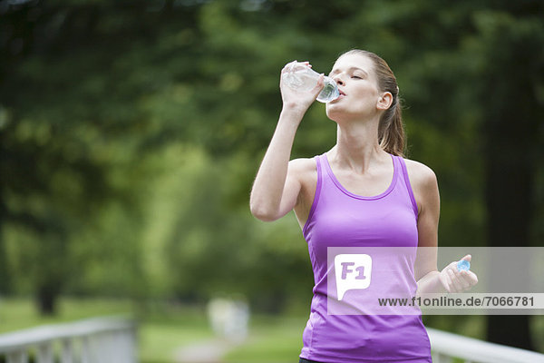 Wasser  Frau  gehen  über  Brücke  joggen  jung  trinken  Flasche