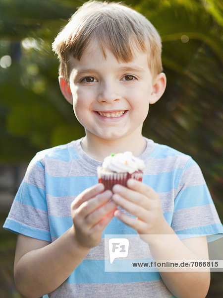 lächeln  Junge - Person  halten  cupcake