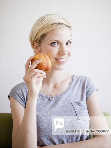 Studioaufnahme  Portrait  Frau  lächeln  halten  Apfel