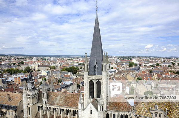 Blick auf die Kathedrale Notre-Dame vom Tour Philippe le Bon  Dijon  CÙte d'Or  Burgund  Frankreich  Europa